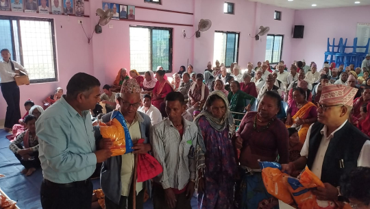 ज्येष्ठ नागरिकलाई झुल वितरण