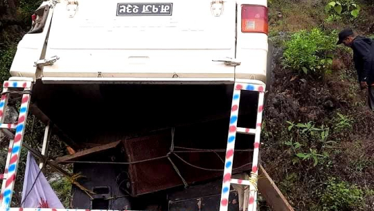 दार्चुलामा एमालेको प्रचारमा प्रयोग गरिएको जीप दुर्घटना 