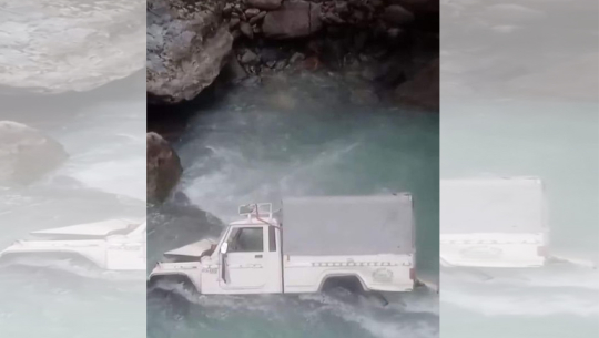 सामान झार्दै गर्दा जीप ब्याक भएर सेती नदीमा खस्यो 