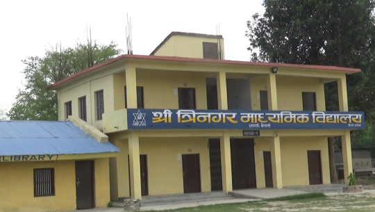 कैलालीमा सामुदायिक विद्यालय विभिन्न वहानामा शुल्क असुल्दै