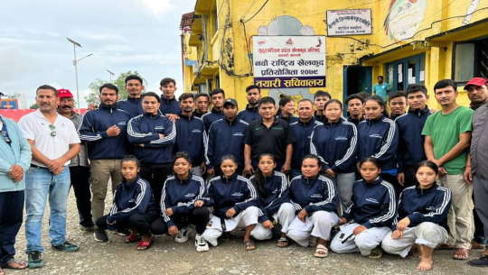 धनगढीमा खेलाडीलाई ट्र्याकसुट वितरण