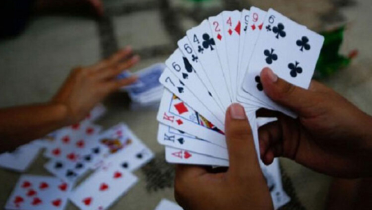 कञ्चनपुरमा १२ जना तास खेल्दा खेल्दै पक्राउ