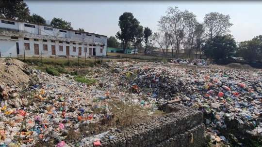 राष्ट्र बैंक नजिकको पुलको छेउमा थुपारिएको फोहोर 