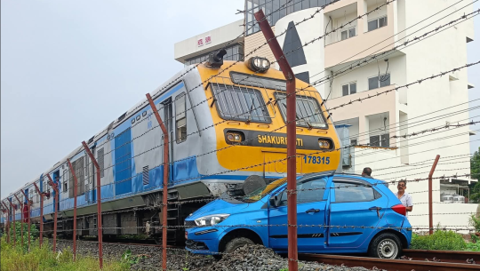 जनकपुरमा रेल र कार ठोक्किए