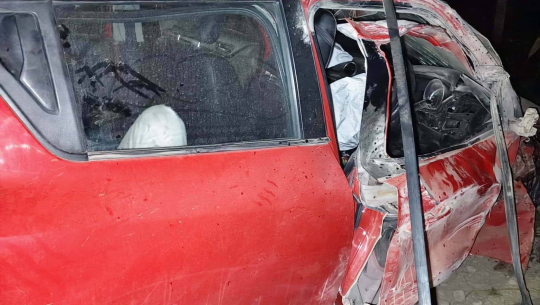 कैलालीमा हाई मास्ट लाइटको पोलमा ठोक्किएर कार दुर्घटनामा दुई घाइते