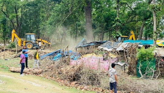 कैलालीमा वन अतिक्रमण हटाइयो, ४७ संरचना भत्काइए
