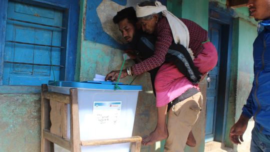 बझाङमा छोराको पिठ्युमा बसेर मतदान