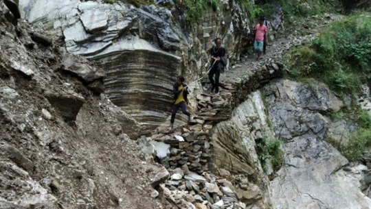 भारतले सडक बनाउँदा नेपालतिरको बाटोमा क्षति