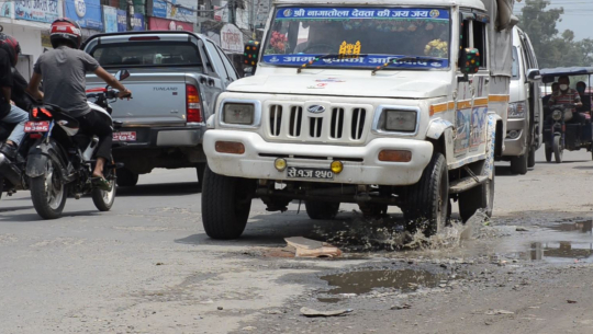 धनगढीको मुख्य सडकको बिजोग, आवतजावतमा सास्ती