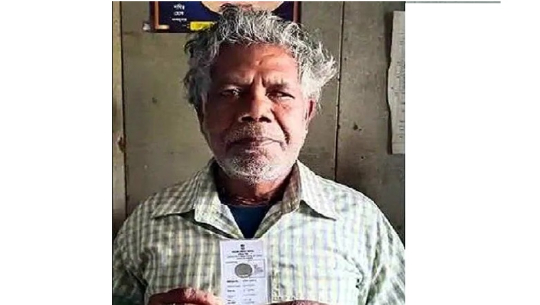 निर्वाचन आयोगले मतदाता परिचयपत्रमा कुकुरको तस्वीर राखिदिएपछि...