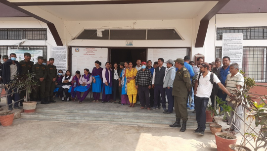 टीकापुरका करार र ज्यालादारीका कर्मचारी तलब नपाएको भन्दै धर्नामा