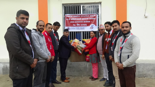 बार्षिकोत्सवको अवसरमा ग्लोवल बैंकद्धारा धनगढीको कपडा बैंकलाई कपडा हस्तान्तरण