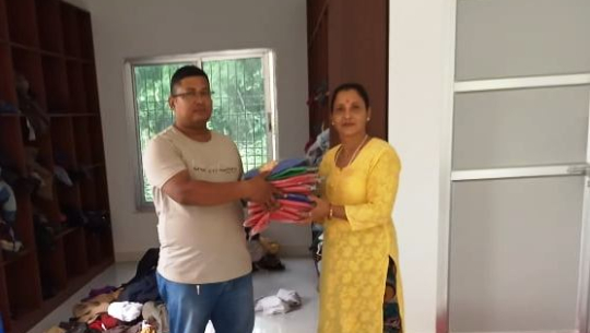 धनगढीको कपडा बैंकलाई ८ सय ३१ थान कपडा दान