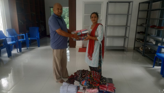 धनगढीको कपडा बैंकलाई बुवाको पुण्यतिथीमा कपडा दान
