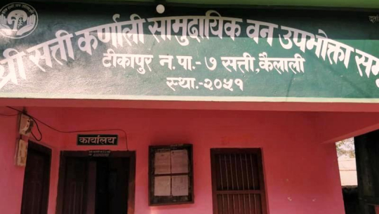 शीतलहर बढ्न थालेपछि टीकापुरमा ज्येष्ठ नागरिकलाई दाउरा वितरण