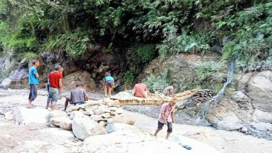 बाजुरेलीका दुखः खोलामा पुल छैन, तर्नै सकस 