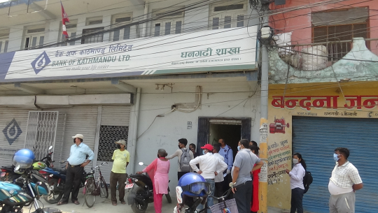 धनगढीका बैँकमा हुने भीडभाडले कोरोनाको जोखिम बढायो