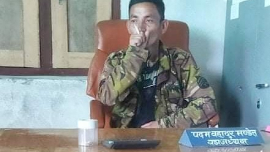 बझाङमा माओवादी नेताले वडाध्यक्षको कुर्सीमै बसेर चुरोट तानेपछि...