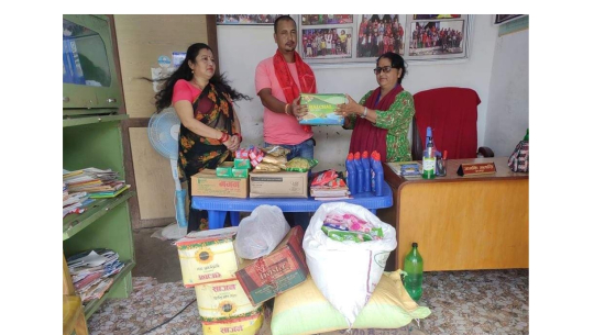 आमाको पुण्यतिथीमा अमेरिकाबाट भण्डारी दम्पतीद्वारा खाद्यान्न सहयोग