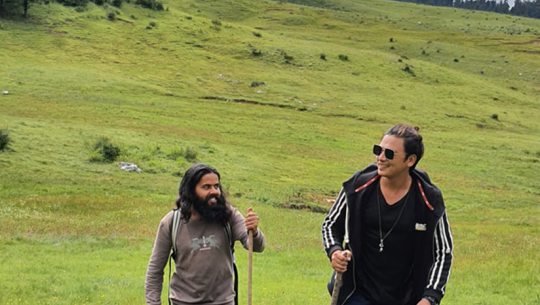 म्युजिक भिडियो छायांकनका लागि खप्तड पुगेका कलाकार पल शाह