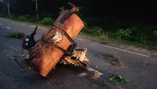 कैलालीमा सालको काठ र दुई मोटरसाइकलसहित एक जना पक्राउ, एक फरार