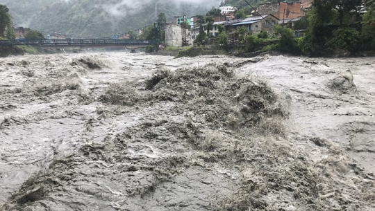 बाजुराको बडिमालिकास्थित घागरमा रहेको झोलुङ्गे पुल उच्च जोखिममा