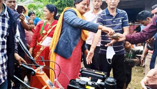 बझाङमा किसानलाई कृषि सामग्री वितरण