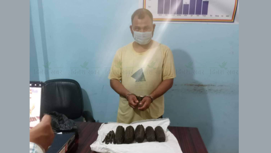 अत्तरियाबाट अढाई किलो चरेससहित युवक समातिए