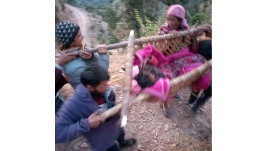  दार्चुलामा सुत्केरी महिलालाई खाटमा बोकेर अस्पताल लग्नुपर्ने बाध्यता