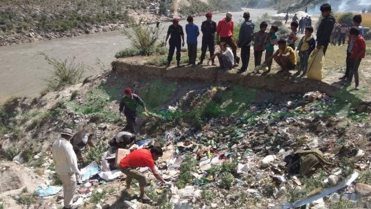 बाजुरामा कर्णाली नदी सफाई अभियान सुरु