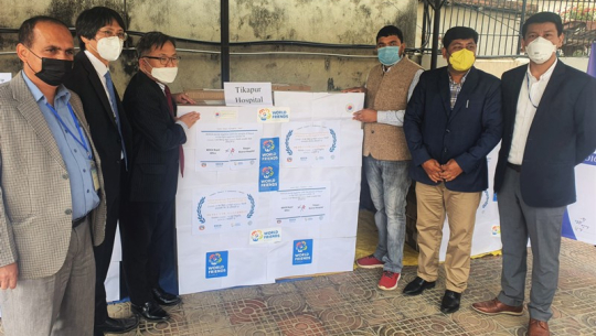 टीकापुर अस्पताललाई कोइकाद्वार २५ लाखको स्वास्थ्य सामाग्री सहयोग