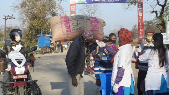 भारतमा कोरोना सन्त्रास : कैलालीको खक्रौलाबाट घर फर्कदै नेपाली
