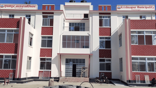 सार्वजनिक पदमा रहेकाले बालबालिका सामुदायिक विद्यालयमा भर्ना नगरे सुविधा कटौती