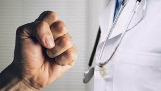 अस्पतालका डा कपुरीमाथि कुटपिट