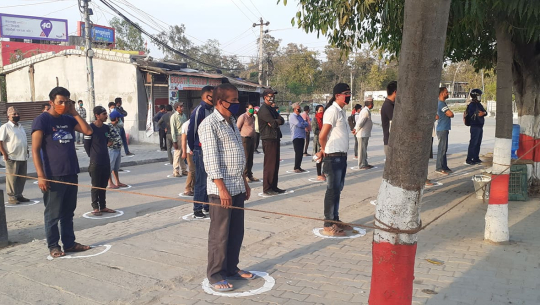 धनगढी र अत्तरियामा लकडाउन उल्लङघन गर्नेलाई सडकमै उभ्याईयाे