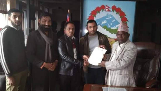 गाउँपालिका केन्द्रको विषयमा बैतडी डिलाशैनीका युवाले बुझाए सामान्य प्रशासन मन्त्रीलाई ज्ञापनपत्र