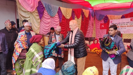 कैलालीको चुरेमा उद्योगमन्त्री भट्टले गरे न्यानो कपडा वितरण