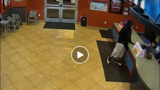 रेस्टुरेन्टमा खान खान गएका एक प्रहरीले जोडीले यसरी बचाए लुटिनबाट (भिडियो)