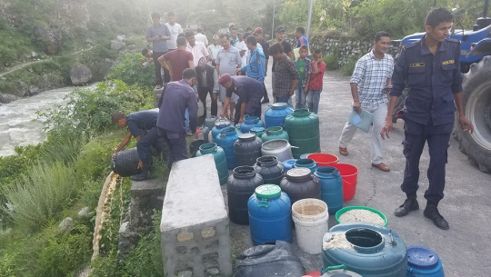बझाङमा प्रहरीद्धारा २२ सय लिटर अवैध घरेलु मदिरा नष्ट