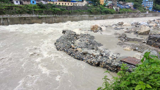 भारतले महाकालीमा लगाएको अस्थायी बाँध हटाउँदै