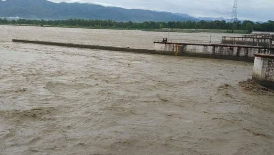 महाकालीमा पानीको बहाव घटेसँगै शारदा ब्यारेजमा चारपांग्रे सवारी पुनः सञ्चालन