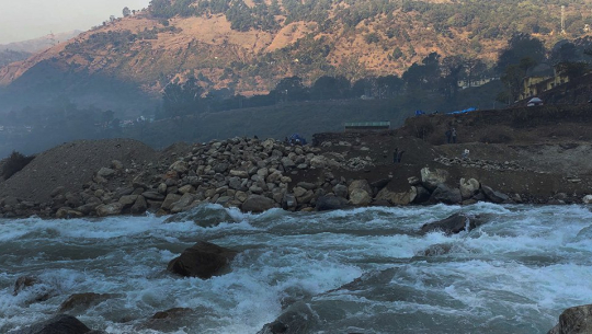 दार्चुलामा सहमतिविपरीत महाकालीमा तटबन्ध बनाउँदै भारत