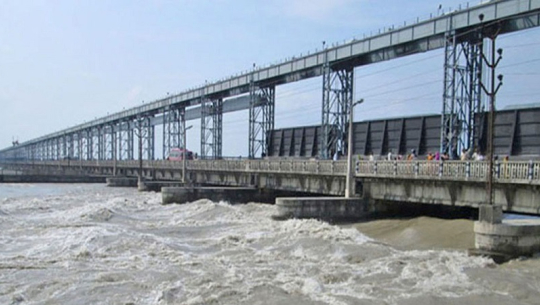 महाकालीमा पानीको बहाब बढ्यो, चारपाङ्ग्रे सवारीसाधन आवतजावतमा रोक