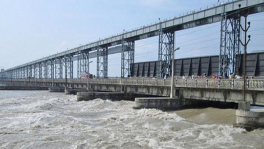 महाकालीमा पानीको बहाब बढेपछि शारदा ब्यारेजमा चारपाङ्ग्रे सवारीसाधन बन्द