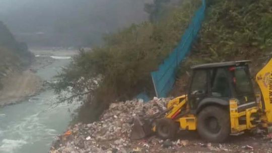 नेपाल र भारतका सहरको फोहोरले महाकाली नदी प्रदूषित