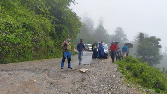 पहिरो खसेपछि महाकाली राजमार्ग अवरुद्ध, यात्रु अलपत्र