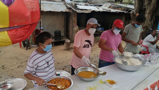 कैलालीको त्रिनगर नाकामा खाना खुवाउँदै काँग्रेस नेता महर