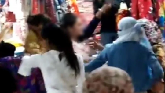 आफुलाई ‘आन्टी’ भनेको भन्दै महिलाले बिच बजारमै कुटिन किशोरी