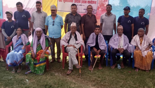 साझा पार्टीद्वारा टीकापुरका ज्येष्ठ नागरिकलाई सम्मान