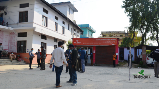 मालपोत कार्यालय कैलालीमा सेवा लिनै मुस्किल, ४ दिनसम्म धाउँछन् सेवाग्राही